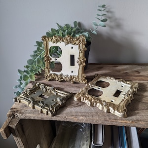 Vintage guldfärgad UTTAG Väggplatta, Ljusbrytarplatta, Blommönster, Metallvippa 1960-1970-tal, Gjutjärnskontaktplatta, Hemrenovering