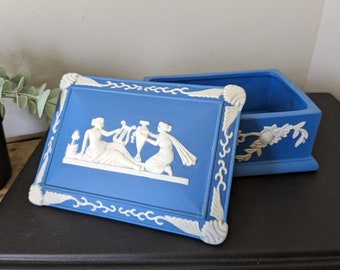 Vintage smyckesskrin/prydnadsdosa i Wedgewood-stil, prydnadsfat, mitten av århundradet, tillverkad i det ockuperade Japan (1945-1952)