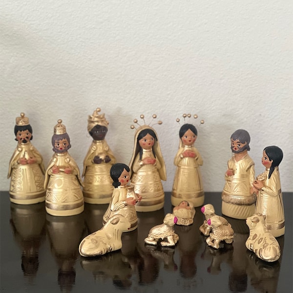 Mexico Traditional Nativity Set of 14 Pieces Beige and Gold Hand Painted Clay figurines 6 in and 4 in