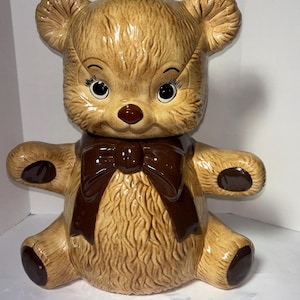 Vintage keramisk nallebjörnskakburk med texten "grattis på födelsedagen Roger" på botten