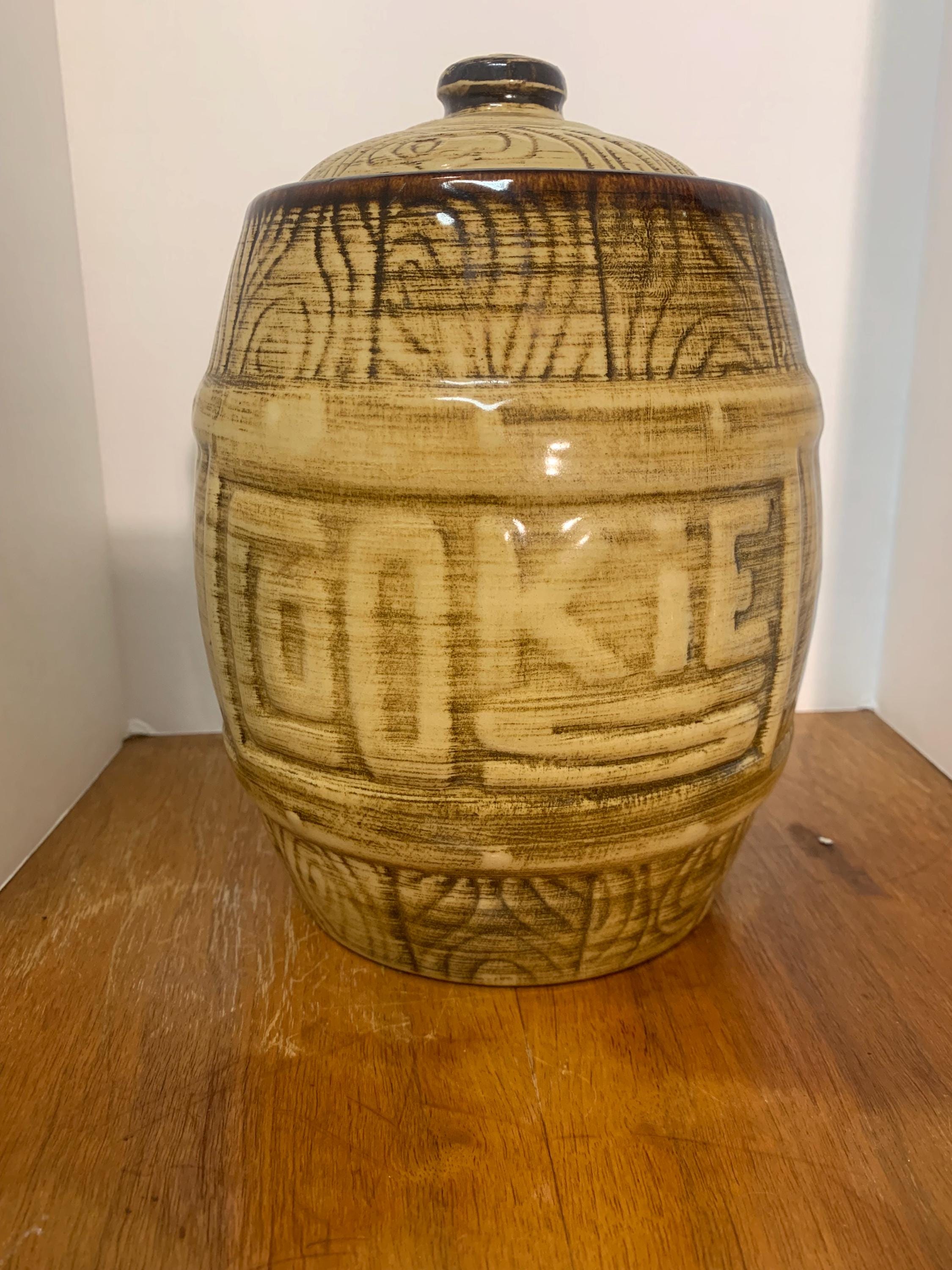アメリカ製のビンテージ セラミック バレル クッキー ジャー。オーブン
