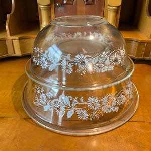 PYREX set of 2 Colonial Mist nesting mixing bowls