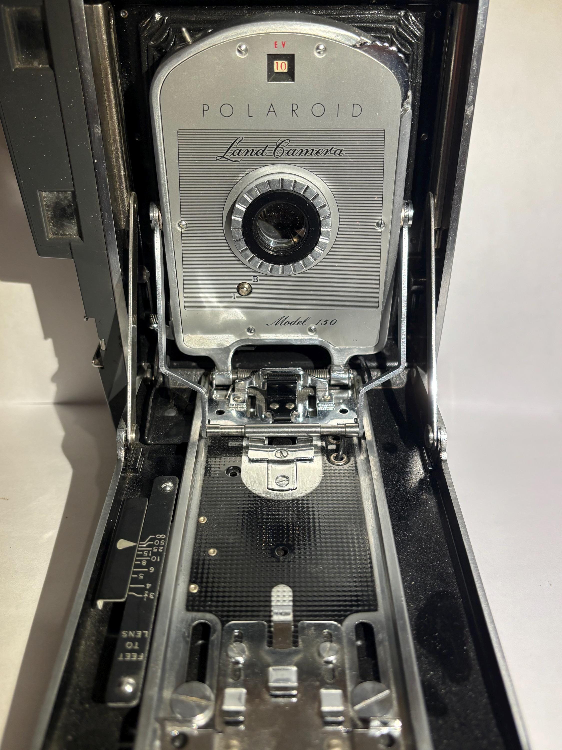 Appareil photo Polaroid vintage modèle 150 Land avec étui en
