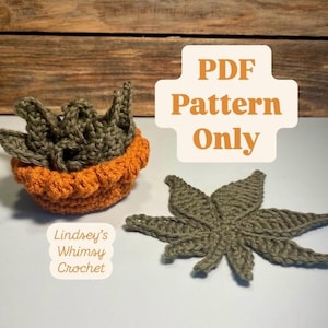 Peut inclure: Patron de crochet pour une petite citrouille avec des feuilles. Le patron est disponible en téléchargement PDF. Le texte "PDF Pattern Only" est écrit sur un rectangle blanc avec du texte orange.