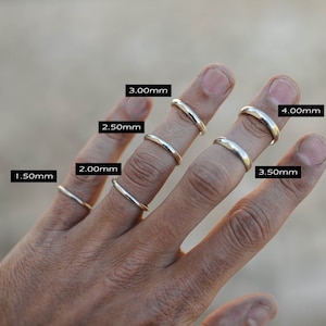 Peut inclure: Un ensemble de six bagues en argent de différentes largeurs, allant de 1,50 mm à 4,00 mm, présenté sur une main.