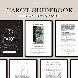 Puede incluir: Un libro electrónico descargable de guía de tarot en negro y dorado con una imagen de portada de una carta de tarot con las palabras "A Mini Guide to Tarot". El libro electrónico incluye información sobre la carta de la Suma Sacerdotisa, un despliegue para la toma de decisiones y cómo realizar una lectura de tarot.
