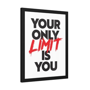 Könnte beinhalten: Gerahmter Motivationskunstdruck mit dem Text "YOUR ONLY LIMIT IS YOU" in Schwarz und Rot. Die Worte sind auf weißem Hintergrund dargestellt und in einen schwarzen Rahmen gefasst.