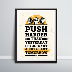 Puede incluir: Póster de motivación para el fitness con un fondo de sol amarillo y una silueta negra de una mano levantando una barra. El texto dice "Push harder than yesterday if you want a different tomorrow."