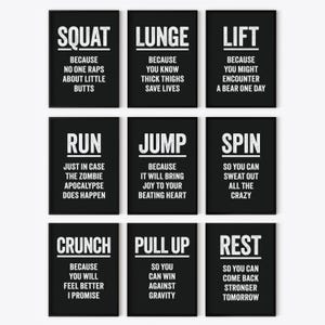Puede incluir: Nueve carteles de motivación para el fitness en blanco y negro con texto blanco sobre fondo negro. Los carteles presentan diferentes ejercicios de entrenamiento con razones para hacerlos, como "Squat because no one raps about little butts" y "Lunge because you know thick thighs save lives".