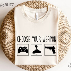 武器を選ぶ svg、ゲーマー SVG、ビデオ ゲーム svg、男の子用シャツ svg、ゲーム Svg、ビデオ ゲーム コントローラー svg、プレイ ステーション svg_SD