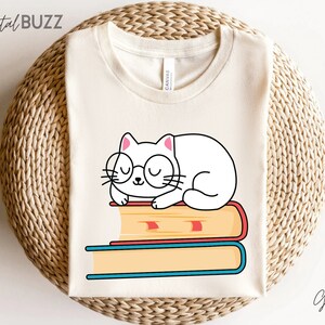 Katze SVG Katze auf Büchern Plotterdatei Kawaii Katze mit Brille Plotterdatei Lustige Nerd Katzen Katzenliebhaber Katze Mama Silhouette Cricut Vinyl T-shirt_SD