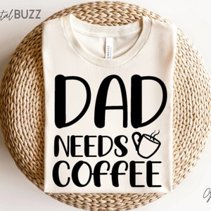 DAD braucht Kaffee svg, Vatertag svg, papa svg, best dad ever svg, Opa svg, Familie svg, Vatertag Plotterdatei
