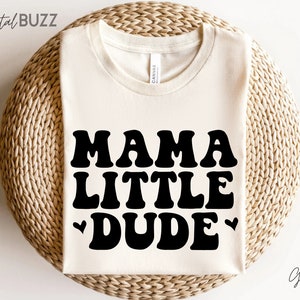 Mama's Little Dude SVG, PNG, Toddler Boy Svg, Little Man SVG, Baby Boy Shirt Svg, Mama's Boy Svg, Regalo per figlio, Camicia per ragazzi Svg_SD