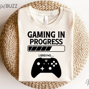 ゲーム進行中 svg、ゲーマー SVG、ビデオ ゲーム svg、男の子のシャツ svg、ゲーム Svg、ビデオ ゲーム コントローラー svg、プレイ ステーション svg_SD