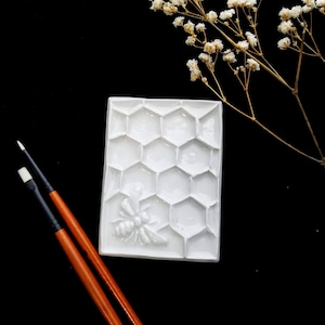 Honey Bee and Honeycomb Non Ceramic Palette for Artist  | 18 wells || 3.5 | PP-018HONY