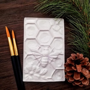 Big Honey Bee and Daisies a Non Ceramic Paint Palette | Cottage Core Bee Decor for Artist Gifts | 5 wells || 5.5 | PP-005HNYDAIS