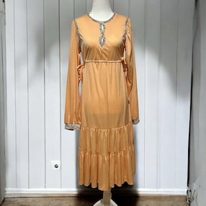 Vintage 1970s Dress Womens Size 9 Peach Floral Cuffs Ruffle Hem Gorgeous Flowy 70s