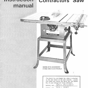 Op de afbeelding: Een zwart-wit afbeelding van een 25,4 cm aannemerszaag met een standaard en elektrische accessoires. De zaag heeft een serienummer "BOL00280" en een modelnummer "34-440".