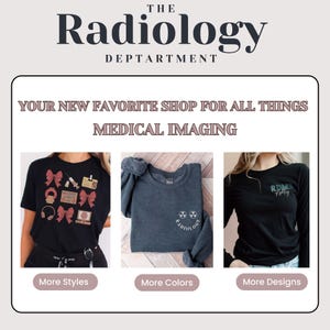 以下が含まれることがあります： 医療画像専門家向けの3種類のTシャツデザイン。最初のシャツは、医療画像機器の赤と白のイラストが描かれた黒色のシャツ。2番目のシャツは、骸骨と交差した骨の白い輪郭に「放射線科」という文字が書かれた濃い灰色のシャツ。3番目のシャツは、「RDMS放射線科」という文字が白で書かれた黒色のシャツです。