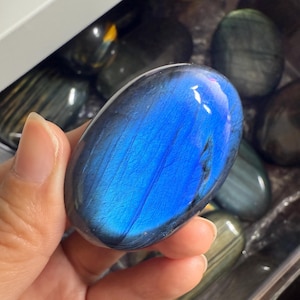 46.7g High Quality Flash Labradorite Palm Stone, Super FLashy Polished Blue Labradorite