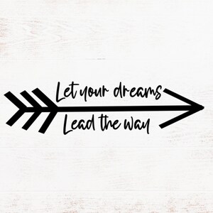 Könnte beinhalten: Schwarz-weißes Pfeil-Motiv mit dem Text "Let your dreams lead the way" auf weißem Holzgrund.