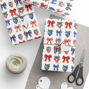 Carta da regalo per il 4 luglio, fiocchi e fragole Coquette, carta da regalo Coquette rossa, bianca e blu, carta da regalo per il Giorno dell'Indipendenza