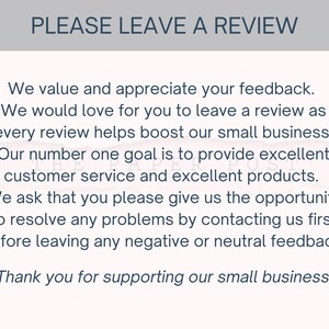 Puede incluir: Fondo blanco con el texto "PLEASE LEAVE A REVIEW" en la parte superior. El texto de abajo solicita comentarios de los clientes, destacando el valor de las rese&ntilde;as para las peque&ntilde;as empresas y el excelente servicio al cliente.