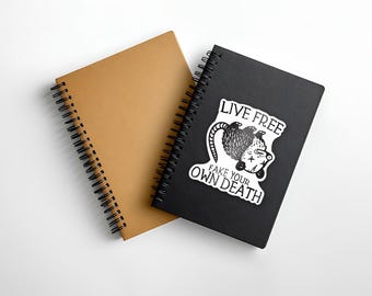 "Lustiger Possum Aufkleber: ""Live Free, Fake Your own Death"" Goth Humor Vinyl Aufkleber."