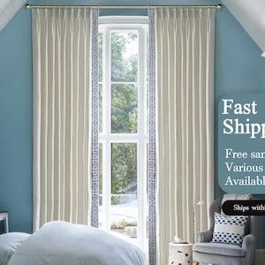 Puede incluir: Cortinas blancas con un borde geométrico azul y blanco cuelgan frente a una ventana grande. Las cortinas están plisadas y tienen un cabezal de bolsillo para barra. La habitación está pintada de un color azul claro. El texto "Envío rápido" es visible en la imagen.  Muestra gratuita, varios tejidos disponibles. Se envía en 5-9 días.