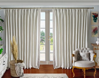 Cortinas de lino blanco, plisadas con ribete, a medida para salón. Eleva tu espacio con elegancia.