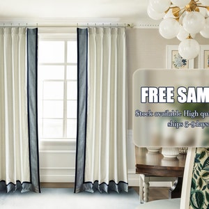 Puede incluir: Cortinas de lino blanco con ribete azul y blanco, colgadas en una sala de estar con una mesa y sillas de madera. El texto "FREE SAMPLE" es visible en la imagen. Stock disponible. Tejido de alta calidad. Se envía en 5-9 días.