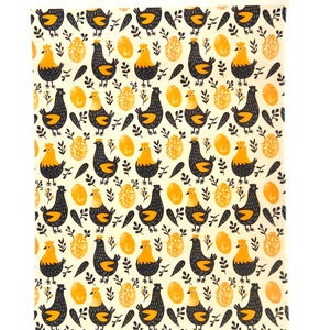 Puede incluir: Un patrón sin costuras con pollos negros y amarillos con huevos naranjas sobre un fondo crema.