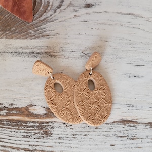 Neutral dangle polymer clay earrings, textured light brown, fall earrings, light glitter earrings, clay earring drops