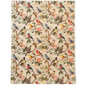 Puede incluir: Papel de regalo de estilo vintage con un patrón repetitivo de pájaros coloridos posados en ramas con flores rosas. El fondo es azul claro con un patrón sutil.