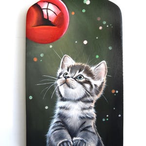 Little Tabby attend Noël avec impatience... Planche en bois unique peinte à la main