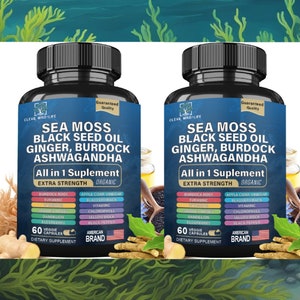 Pu&ograve; includere: Due bottiglie di integratori neri con etichette blu, con testo come "Sea Moss" e "Ashwagandha". Le etichette elencano gli ingredienti e le bottiglie sono etichettate come "American Brand". Lo sfondo include zenzero e piante marine.