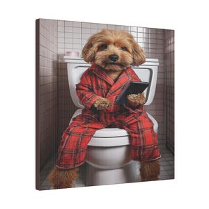 Tela divertente Cockapoo cane seduto sul water con pigiama scozzese rosso e telefono cellulare cane umorismo bagno toilette decorazione parete arte appesa regalo
