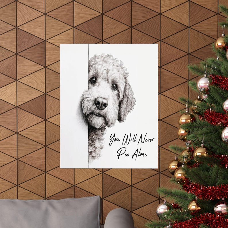 Quadro Divertente Per Bagno APJYM - Doodle Dog - You Will Never Pee Alone - Poster 28x35,6 Cm Con Barboncino - Decorazione Umoristica