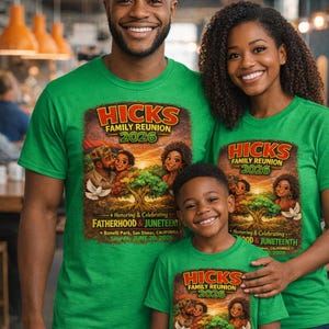 Op de afbeelding: Een gezin van drie draagt bijpassende groene t-shirts met de tekst "Hicks Family Reunion 2026". De shirts hebben een afbeelding ter ere van Vaderdag en Juneteenth. De familie lacht en poseert voor een foto.