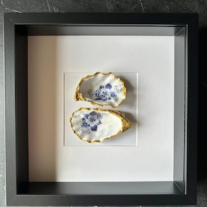 Spersonalizowana ramka na zdjęcia z muszlą ostrygi. Oprawiona na zamówienie sztuka ostrygi z Twoim własnym obrazem, imieniem lub datą. Luksusowa dekoracja ścienna. Zimorodek.