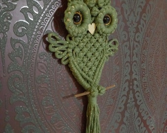 Macrame owl wall hanging decoration idea gift idea green gold eucalyptus boho glitter eyes