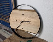 Wanduhr aus Eichenholz - handgefertigtes Unikat. Modern und rustikal zugleich. Eingefasst in schwarzen Stahlring mit Pulverbeschichtung.