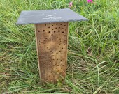 Hochwertiges Bienenhotel für Wildbienen und andere Bestäuberinsekten mit Lasergravur - Nisthilfe für Wildbienen - Geschenk für Tierliebhaber