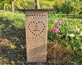 Hochwertiges Bienenhotel für Wildbienen und andere Bestäuberinsekten mit Lasergravur - Nisthilfe für Wildbienen - Geschenk für Tierliebhaber