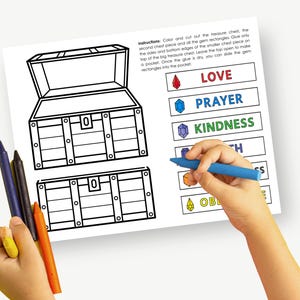 Puede incluir: Una p&aacute;gina para colorear con dos cofres del tesoro y formas de gemas etiquetadas como "Amor", "Oraci&oacute;n", "Bondad" y "Juramento". Una mano sostiene un cray&oacute;n azul y otros crayones son visibles. Las instrucciones est&aacute;n impresas en la parte superior.