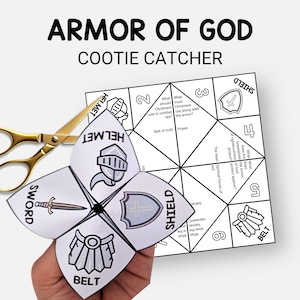 Pode incluir: Um apanhador de papel branco "Armadura de Deus" com ilustrações de um capacete, espada, escudo e cinto. Tesouras douradas estão ao lado do papel dobrado. O texto "Armor of God" e "Cootie Catcher" estão no topo.