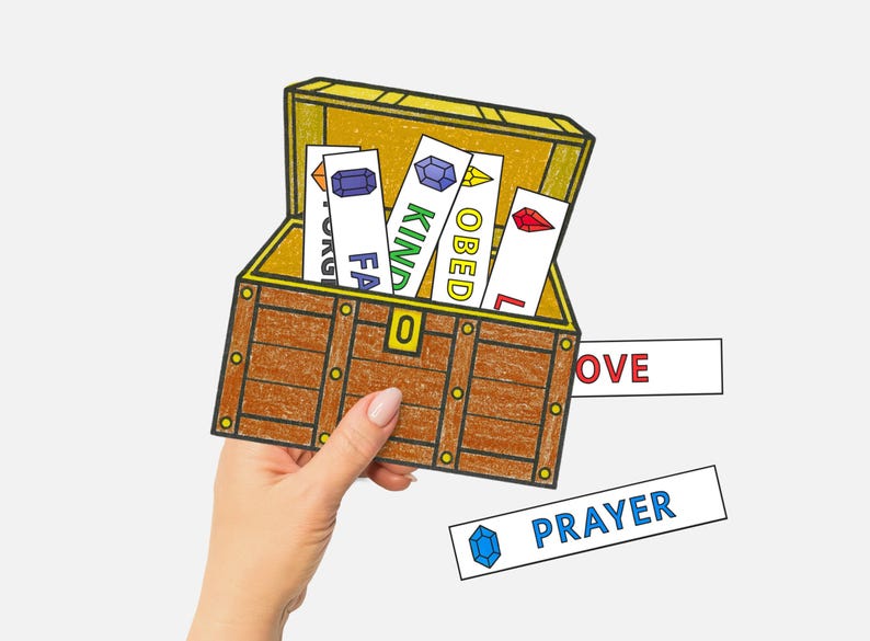 Puede incluir: Ilustraci&oacute;n de un cofre del tesoro marr&oacute;n con interior dorado, sostenido por una mano. El cofre contiene tarjetas con las palabras "FAITH", "KIND", "OBED" y "LOVE". Tarjetas adicionales dicen "LOVE" y "PRAYER".