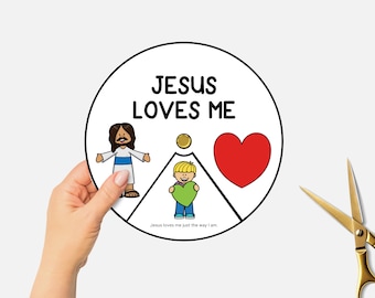 Può includere: Illustrazione circolare con la scritta "JESUS LOVES ME" e la frase "Gesù mi ama così come sono". L'immagine presenta personaggi dei cartoni animati di Gesù, un bambino e un cuore rosso.