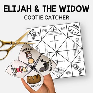 Puede incluir: Un atrapa-cielos blanco y negro "Elijah & The Widow" con ilustraciones y texto, incluyendo "Bread" y "Raven". Tijeras doradas est&aacute;n al lado del atrapa-cielos. El atrapa-cielos es sostenido por una mano.