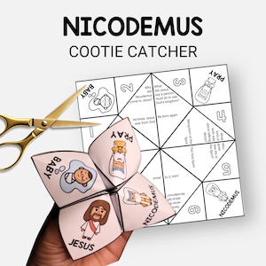 Op de afbeelding: Een gevouwen papieren fortuinverteller met illustraties en tekst, vastgehouden door een hand, naast een gouden schaar. De fortuinverteller heeft afbeeldingen van Jezus, een baby en een fles. De tekst op de fortuinverteller luidt "Nicodemus Cootie Catcher."